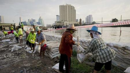 Hochwasser In Thailand Regierung Erwagt Bangkoks Strassen Aufzureissen Zeit Online