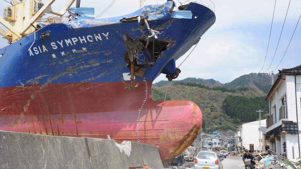 Japans Tsunami 2011: 6. Mai 2011, Japan, Provinz Iwate: Knapp zwei Monate nachdem verheerenden Tsunami lag noch immer ein knapp 5.000 Tonnen schwerer Frachter auf einer Straße in Kamaishi. Die Wucht der Wassermassen hatten ihn zusammen mit Unmengen an Schutt an Land gespült.