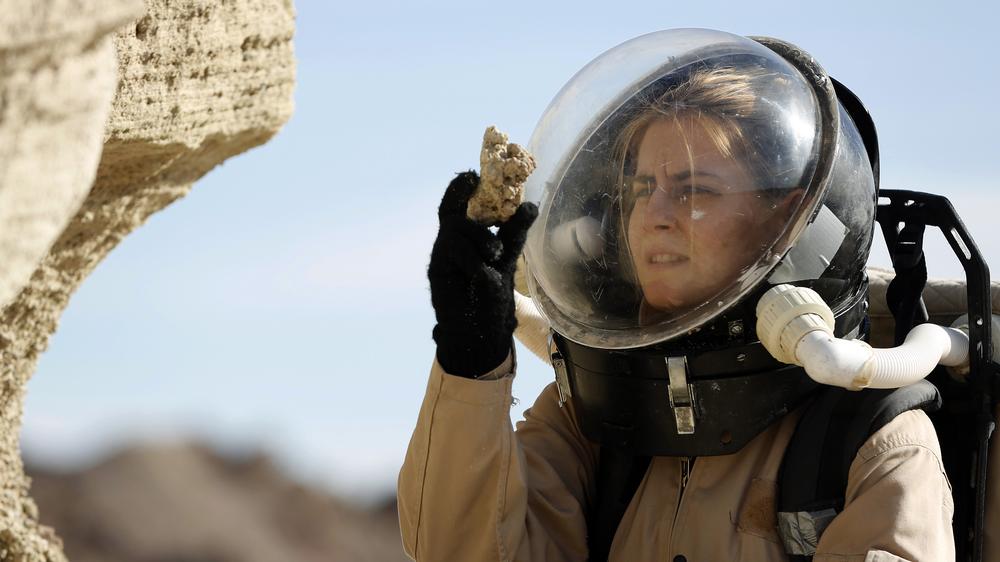 Frauen in der Wissenschaft: Die Wissenschaftlerin Csilla Orgel sammelt Proben für eine künftige Mars-Mission. 