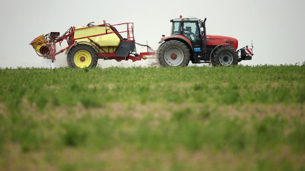 Glyphosat: PRENZLAU, GERMANY - MAY 19:  A tractor spreads pesticide on a field on May 19, 2016 near Prenzlau, Germany. 