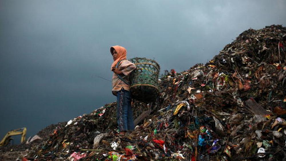 Städte: In Jakarta, Indonesien, ist Müll ein Geschäft, in dem schon die Kinder mitarbeiten, wie dieses elfjährige Mädchen. In Brasilien unterstützen manche Städte solche Müllsammler, um ihre Situation zu verbessern. 