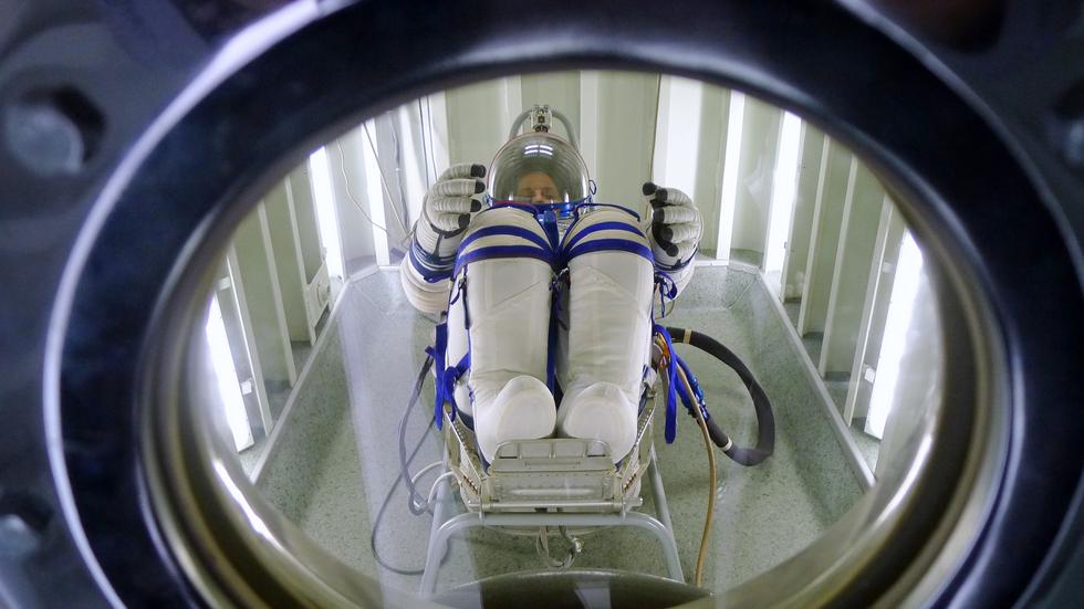 "Die Astronautin": Esa-Astronautin Samantha Cristoforetti beim Test ihres Raumanzugs 2014.