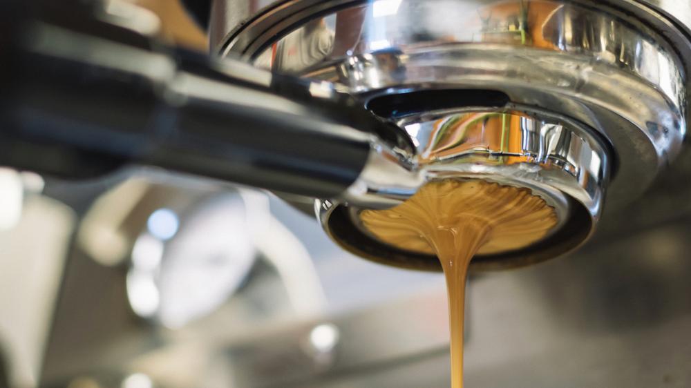Espressomaschine: Fließt das Wasser mit Druck erstmal gleichmäßig durchs Kaffeepulver entsteht die Crema.
