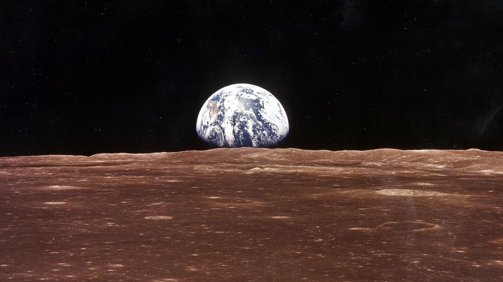 Deep Space Gateway : Ein Blick vom Mond zur Erde während der ersten bemannten Mondlandung der USA im Juli 1969
