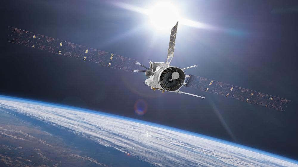 BepiColombo: Die künstlerische Darstellung zeigt BepiColombo bei einem Fly-By-Manöver um die Erde. Das Raumgefährt soll in zwei Jahren die Gravitationskraft unseres Planeten nutzen, um Geschwindigkeit zu verlieren.