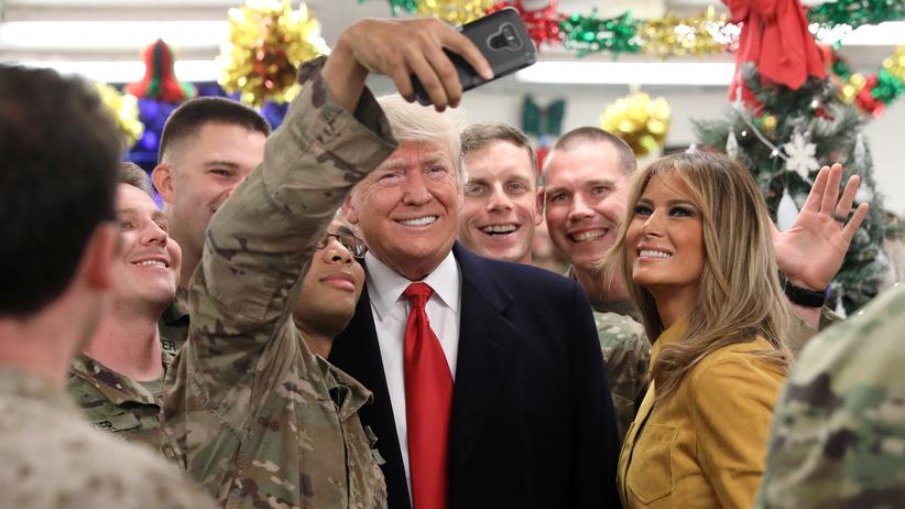 Fotografie: Bitte lächeln: Ein US-Soldat nutzt die Selfie-Gelegenheit beim Truppenbesuch von Donald Trump und dessen Gattin Melania im Irak am 26. Dezember 2018.