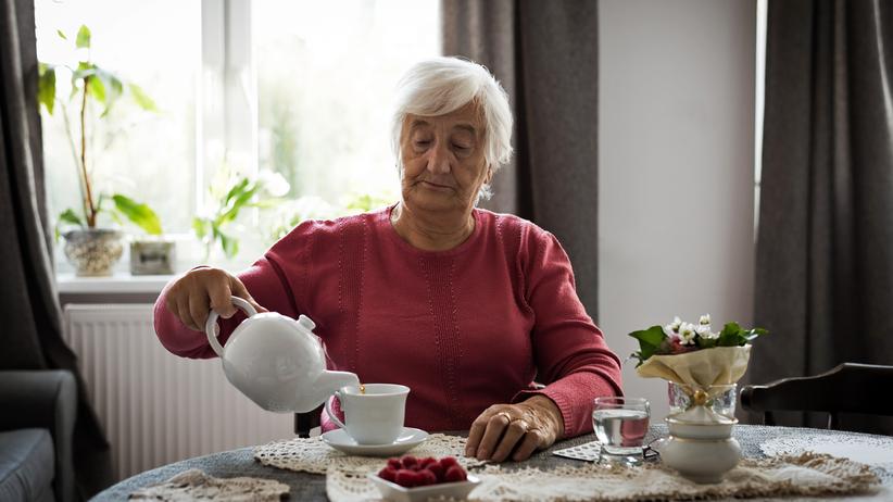Soziale Kontakte: Einsame Menschen haben deshalb mitunter eine negative Ausstrahlung, was die Isolation verstärkt. 