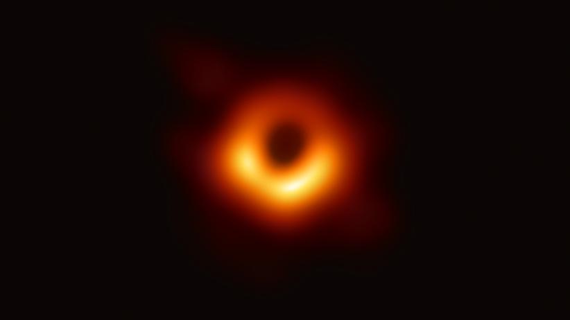 Schwarzes Loch: Da ist es! Der erste direkte visuelle Nachweis für ein supermassereiches schwarzes Loch stammt aus dem Zentrum der gewaltigen Galaxie Messier 87.