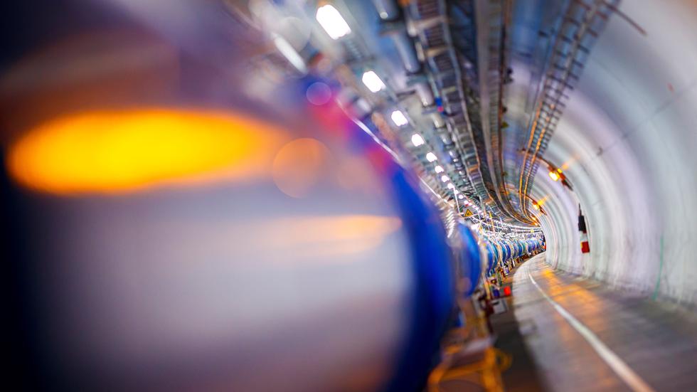 Teilchenphysik: Einige der 1.232 Dipolmagneten im Teilchenbeschleuniger Large Hadron Collider des Europäischen Kernforschungszentrums Cern bei Genf