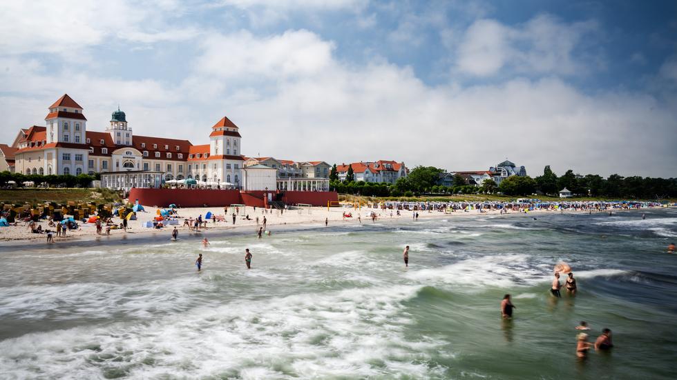 Coronavirus: Belebter Strand auf Rügen