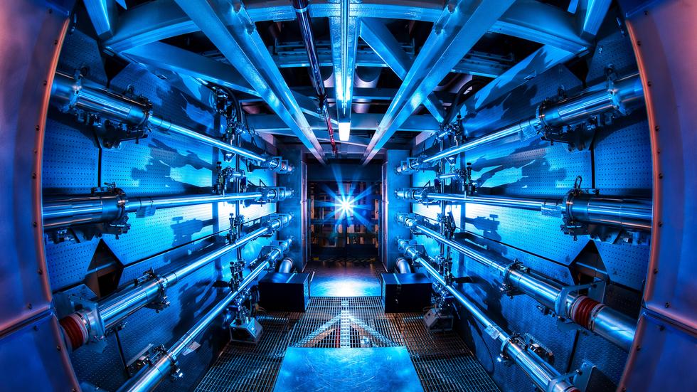 Kernfusion: Die Laserstrahlen der National Ignition Facility zählen zu den stärksten der Welt. Durch mehrere Gebäude werden sie zu ihrem Ziel geleitet, einer winzigen Brennstoffkapsel, die beim Schmelzen große Mengen Energie freisetzen soll.