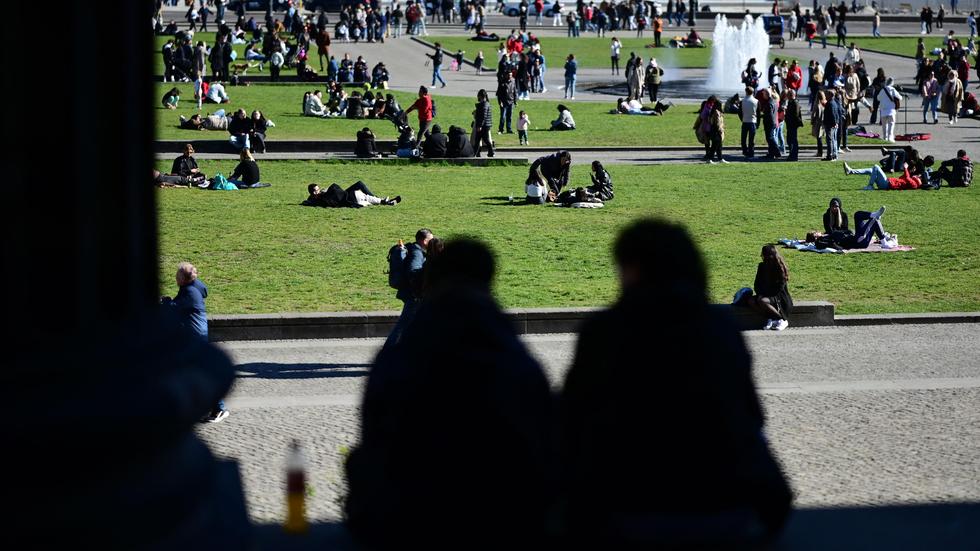 Coronavirus: Die Zahlen sind hoch, der Drang nach einem Ende der Pandemie auch: Ein Park in Berlin