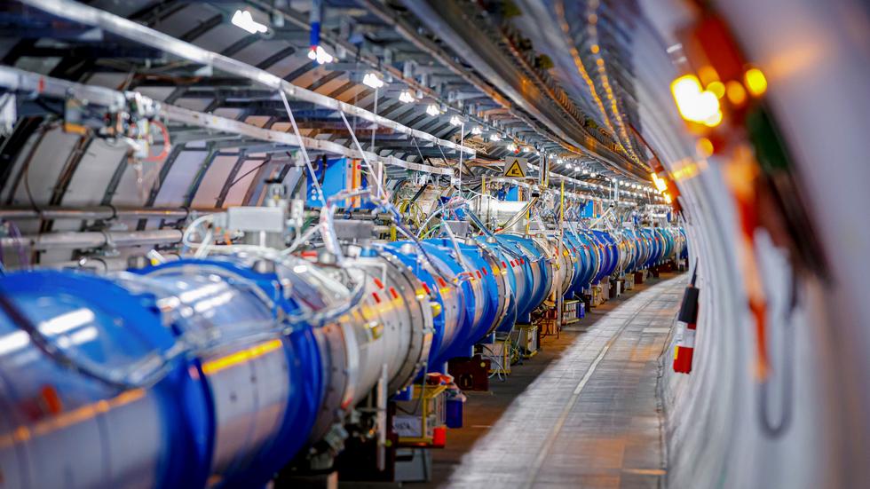 Schweiz: Physiker haben nach einer dreijährigen Pause wieder zwei Strahlenbündel in gegenläufiger Richtung durch den 27 Kilometer langen LHC-Tunnel geschickt.
