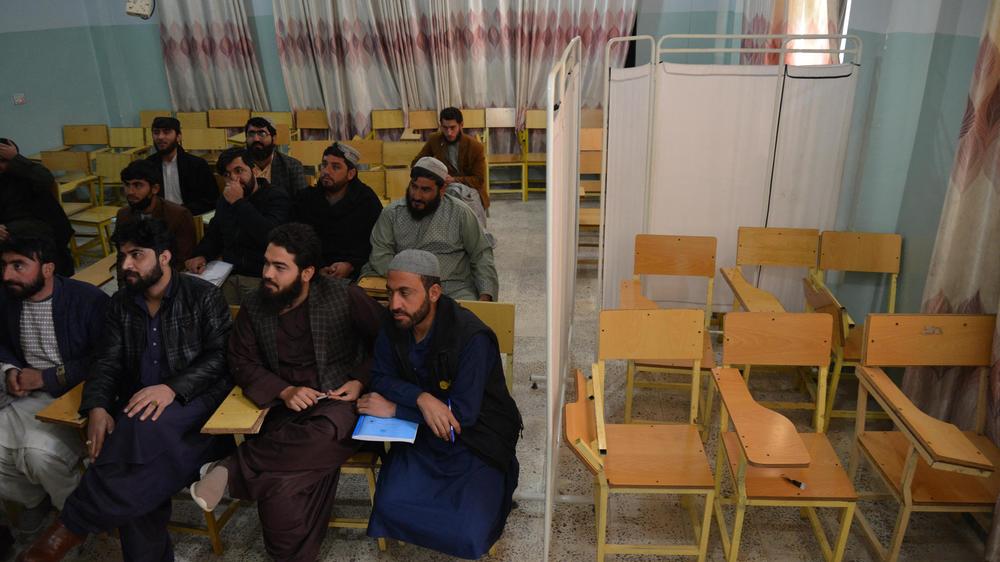 Academic Freedom Index: In einer Universität im afghanischen Kandahar werden Männer und Frauen – wenn sie zugegen sind – beim Studieren durch einen Vorhang getrennt.