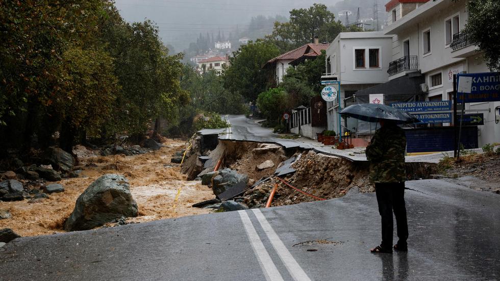 Unwetter: Griechenland schickt Militär in Überschwemmungsgebiete  ZEIT ONLINE
