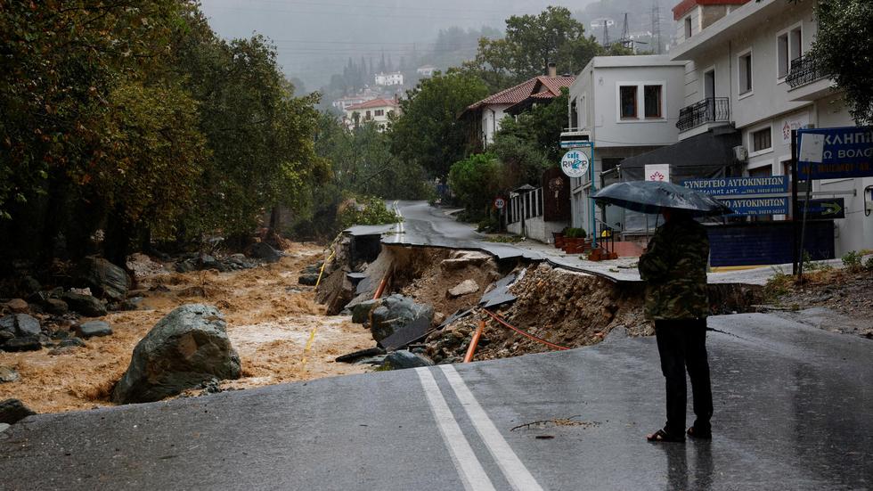 Unwetter: Griechenland schickt Militär in Überschwemmungsgebiete  ZEIT ONLINE