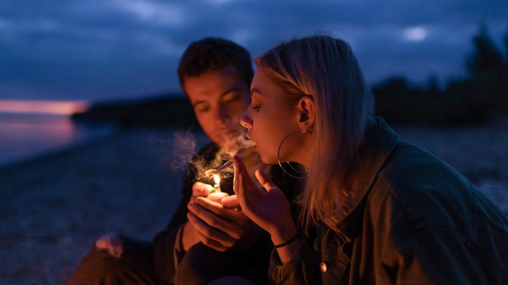 Cannabis: Das Rauchen von Gras ist bei jungen Erwachsenen nicht so selten. Allerdings ist das Risiko für eine bestimmte Altersgruppe besonders hoch. 