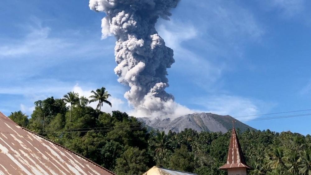 Vulkan Ibu: Vulkanausbruch in Indonesien zwingt Hunderte Menschen zur  Flucht | DIE ZEIT