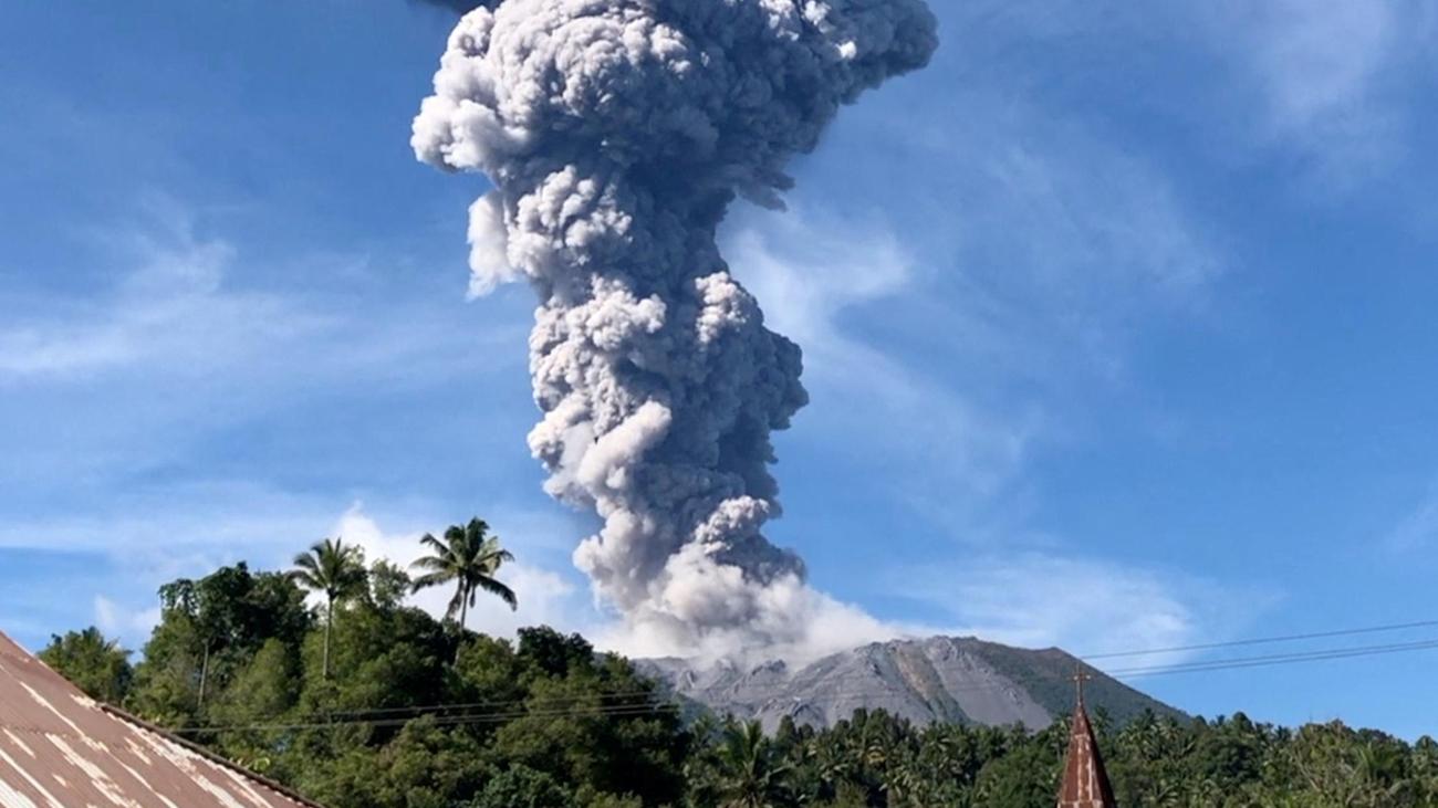 Gunung Berapi Ibu: Gunung berapi meletus di Indonesia, memaksa ratusan orang mengungsi