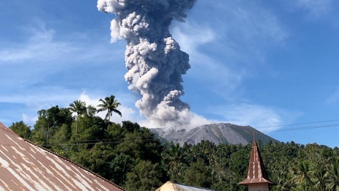 Gunung Berapi Ibu: Gunung berapi meletus di Indonesia, memaksa ratusan orang mengungsi