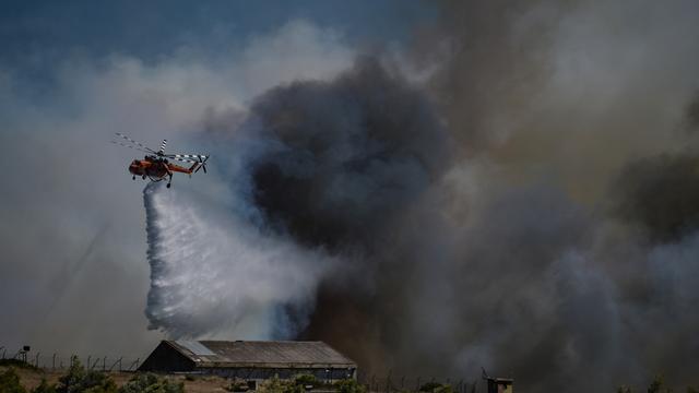Griechenland: Auf Kreta, Kos und Chios kämpfen Feuerwehrleute gegen Brände