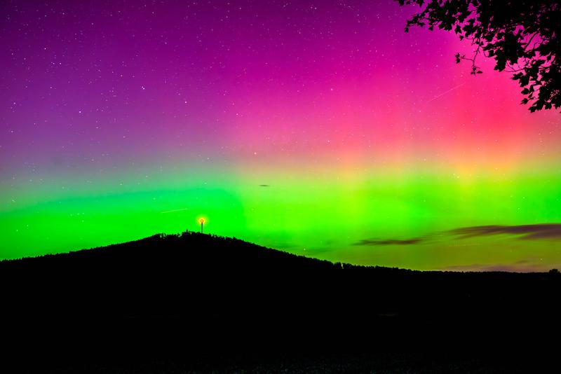 Polarlichter erleuchten den Nachthimmel &uuml;ber Deutschland.