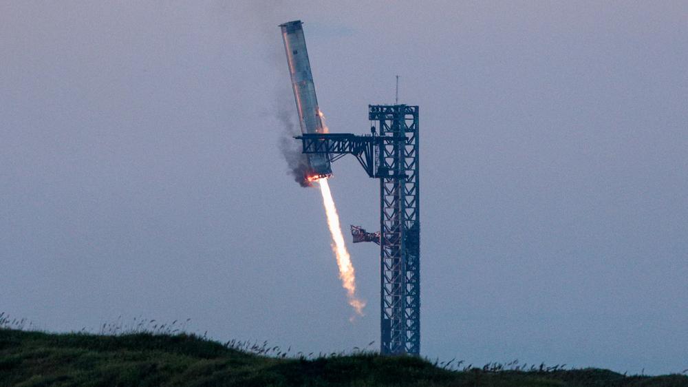 SpaceX: Momento para os livros de história: A torre de lançamento Mechazilla pega o estágio inferior da nave estelar com dois braços de garra. Isso nunca aconteceu antes em viagens espaciais.