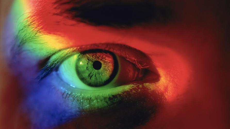 Infrarot-Kontaktlinsen: A spectrum is projected onto a human eye