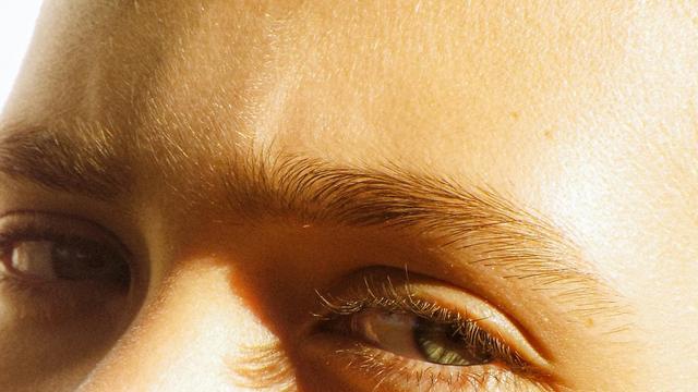Verjüngungsbehandlungen: Was hält unser Gesicht wirklich jung?