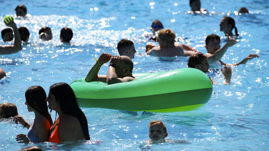 Hitze: Besucher schwimmen im Wasser im Grugabad in Essen. +++ dpa-Bildfunk +++