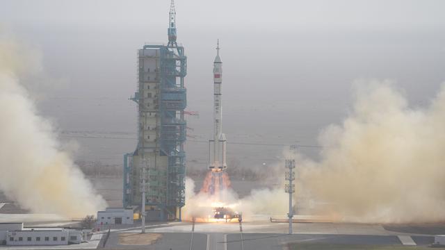 Kitajska izstrelila vesoljsko plovilo Shenzhou-22 v prvi nujni misiji s posadko