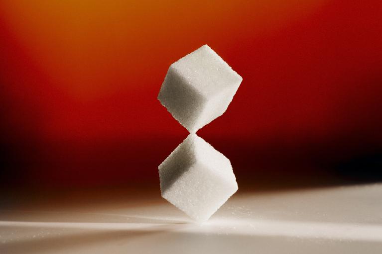 Zuckerkonsum: Zucker ist oft versteckt in Lebensmitteln – zum Beispiel in Fertigpizza.