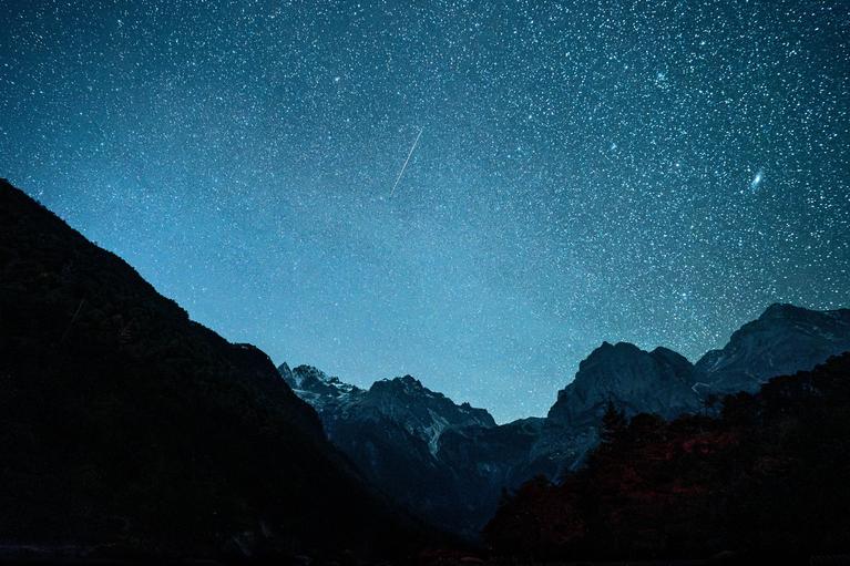 Faszination Weltraum: Sternenhimmel über der Stadt Lijiang im Südwesten Chinas: Ein Blick in die Weiten des Universums kann Menschen ehrfürchtig machen.