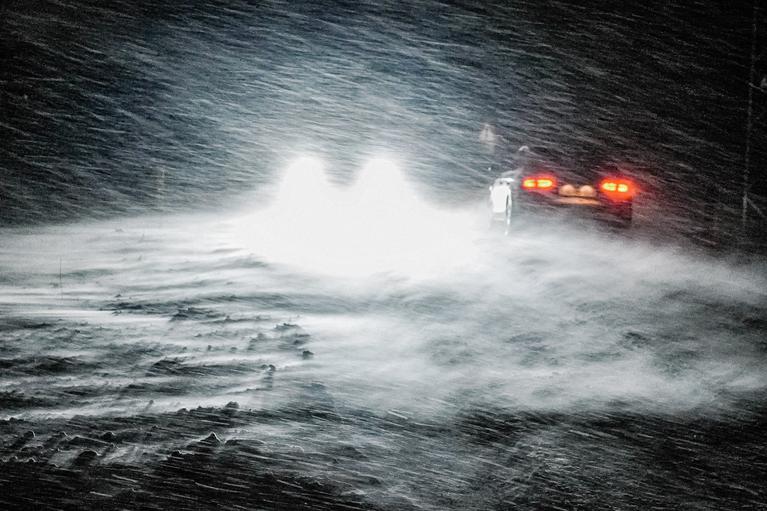 Sturmtief Elli: Autos fahren am Freitag in der Nähe von Helmstedt bei Schnee und Wind über eine schneebedeckte Straße.