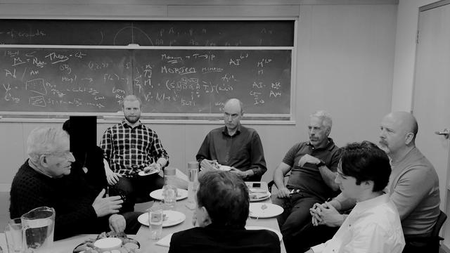 (+) Jeffrey Epstein: Seine Interessen: Frauen ausbeuten und mit Forschern abhängen