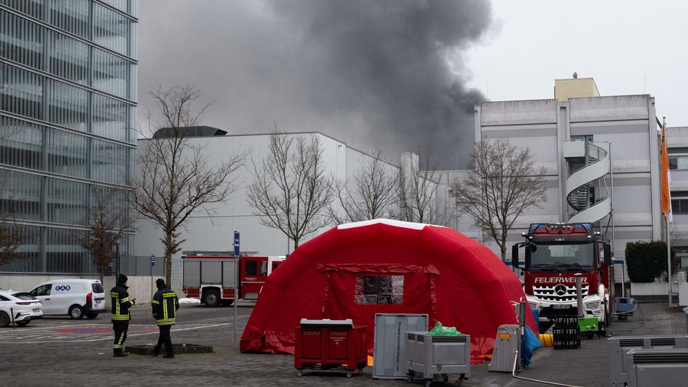 Stromversorgung: Feuerwehrleute bekämpfen einen Brand auf dem Gelände des GSI Helmholtzzentrums für Schwerionenforschung in Darmstadt.