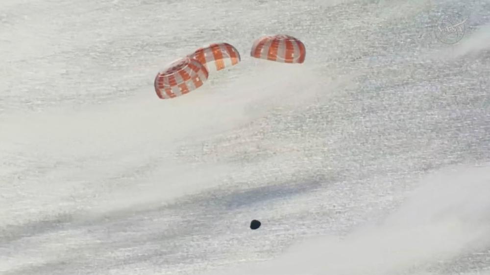 Raumfahrt: In diesem Screenshot aus einem Live-Stream-Video entfalten sich drei Hauptfallschirme an der Artemis-II-Besatzungskapsel, während diese nach dem Wiedereintritt in die Erdatmosphäre auf die Wasserung zusteuert.