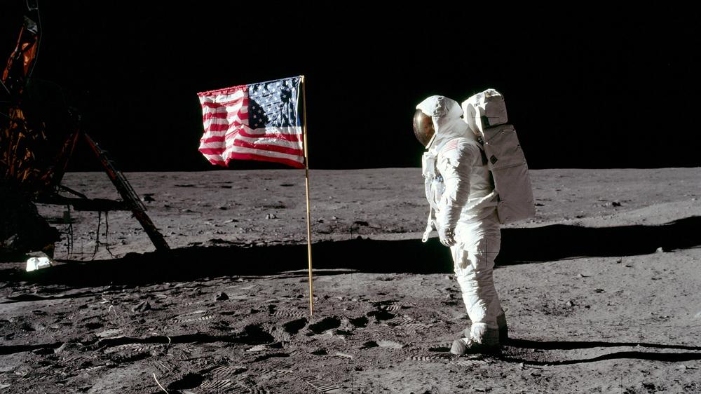 Mond: Seit 1969 steht eine US-Flagge auf dem Mond. Wenn es nach der Regierung Trump geht, soll auch die umliegende Landestelle den Vereinigten Staaten gehören.