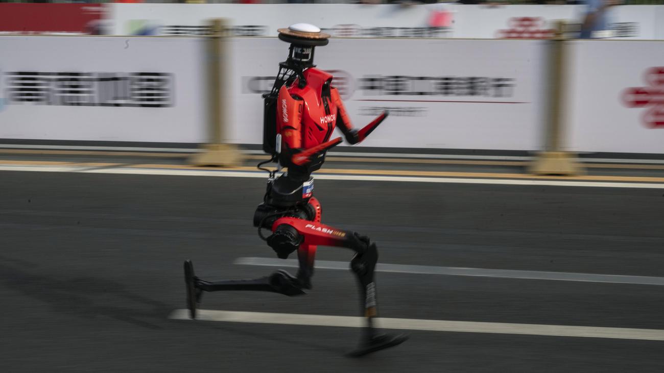 Peking: Roboter übertreffen bei Halbmarathon erstmals menschliche Rekordzeit