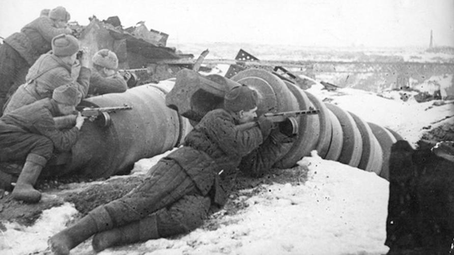 November 1942: Sowjetische Truppen kämpfen in Stalingrad gegen deutsche Soldaten.