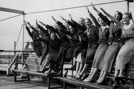 Einige Frauen machen den Hitlergruß an Deck eines Kreuzfahrtschiffs im April 1938.