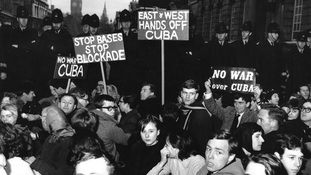 Kubakrise: Oktober 1962, London: Demonstranten gehen auf die Straße und protestieren gegen Nuklearwaffen und die Stationierung von Raketen auf Kuba.