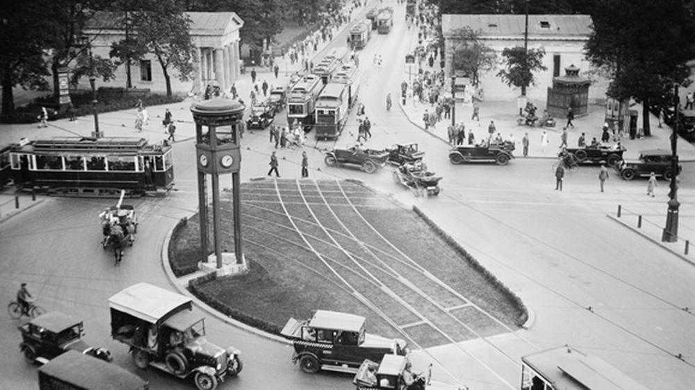 Der Potsdamer Platz in Berlin um 1925 mit der bis heute erhaltenen Ampelanlage