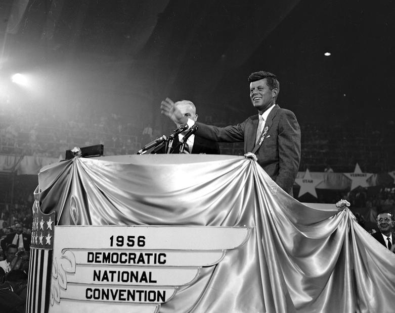 jfk jahre im amt infografik 326 1956 auf dem parteitag der demokraten kennedy seit vier jahren senator für den usbundesstaat massachusetts bewirbt sich um die nominierung das stationen eines lebens john f hoffnungsträger jfk jahre im amt infografik 326 1956 auf dem parteitag der demokraten kennedy seit vier jahren senator für den usbundesstaat massachusetts bewirbt sich um die nominierung das stationen eines lebens john f hoffnungsträger