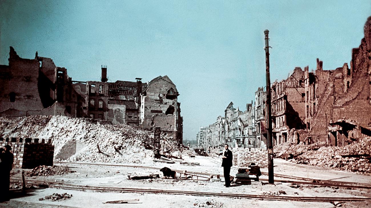 Zweiter Weltkrieg: Ein Fotoalbum aus Schutt und Trümmern | ZEIT ONLINE