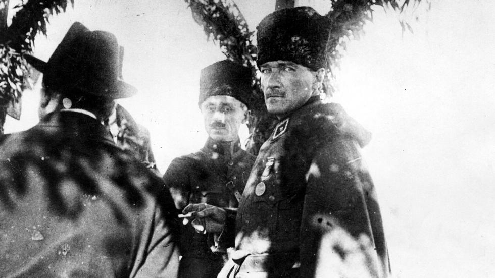 Der türkische Präsident Kemal Atatürk um 1919 mit seinen Beratern