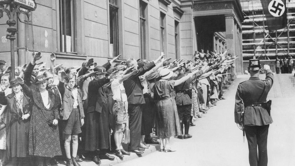 NS-Zeit: 3. August 1934: Hitlergruß vor dem Propagandaministerium in Berlin