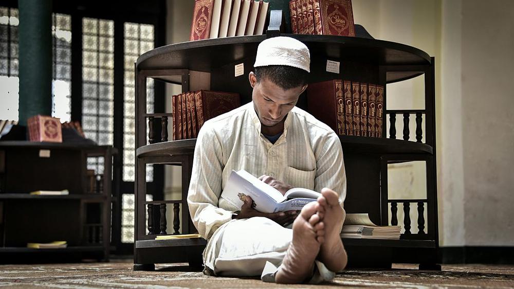 Dschihad: Ein junger Muslim liest im Koran.