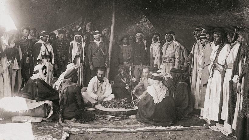 Max Freiherr von Oppenheim: Max von Oppenheim unter Beduinen vom Stamm der Ruala während seiner Forschungsreise im Jahr 1893