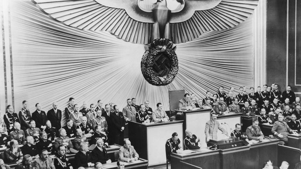 Adolf Hitler: Der Diktator Adolf Hitler im Reichstag am 30. Januar 1939: Europa könne "nicht mehr zur Ruhe kommen, bevor die jüdische Frage ausgeräumt ist".